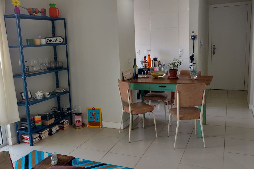 A sala e a cozinha são como duas irmãs siamesas.