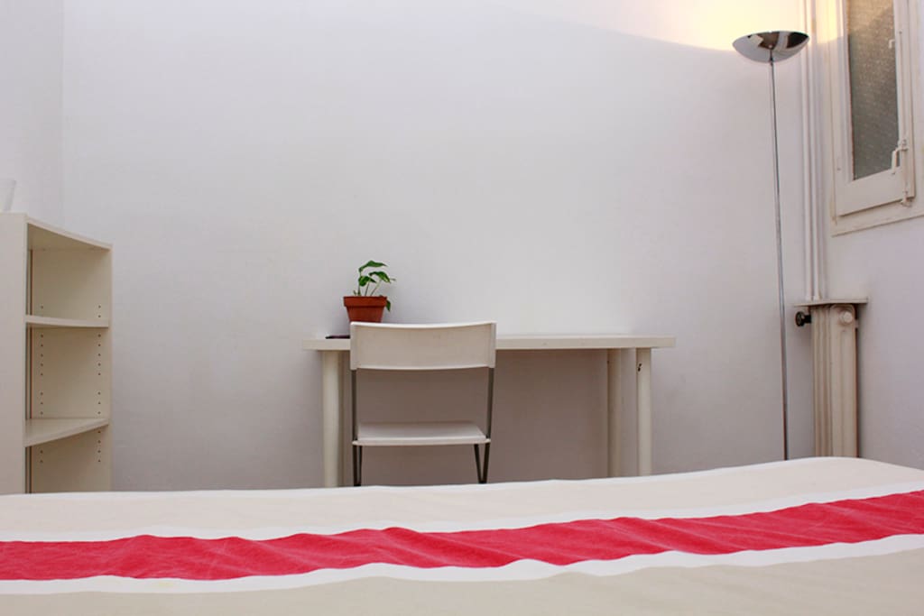 Escritorio y biblioteca en habitación.