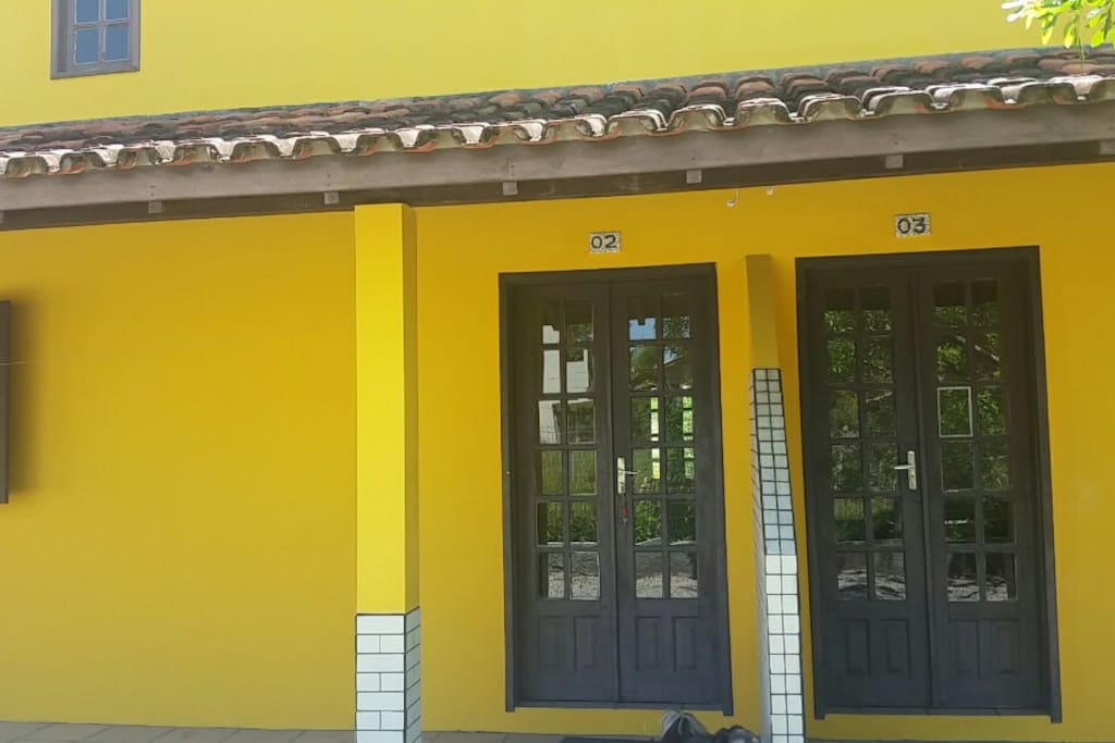 Porta principal divisória das casas