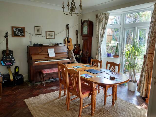 Spacious, comfy entire family home close to centre gallery image 5