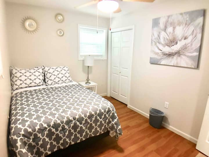 第一间卧室。双人床和roku电视 