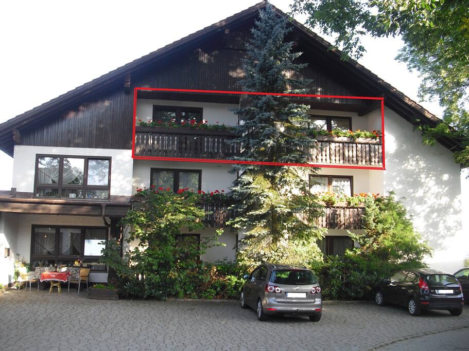Ansicht von Außen mit Parkmöglichkeiten