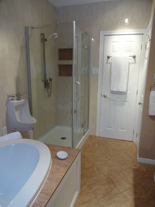 Douche, urinoir, grand bain, toilette.