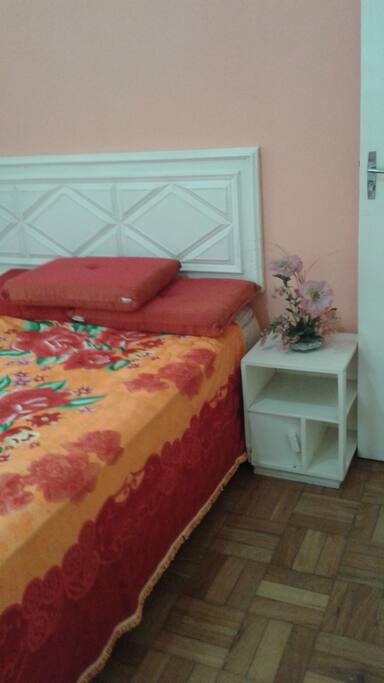 Cama de casal no quarto com suite