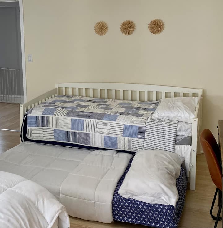 Velika spavaća soba s bračnim krevetom i duplim krevetom 