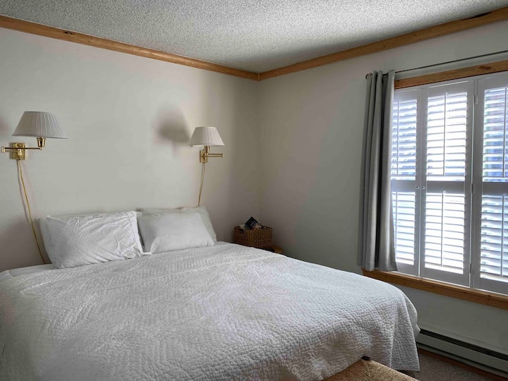 เตียงคิงไซส์ในห้อง
นอนใหญ่