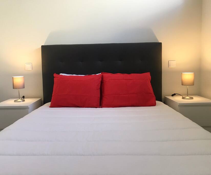 Quarto confortável com cama de casal. | Comfortable double bedroom. | Acogedor dormitorio doble. | Chambre double. Très confortable.