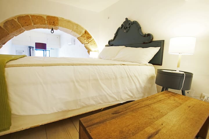 dhomë gjumi me hark guri