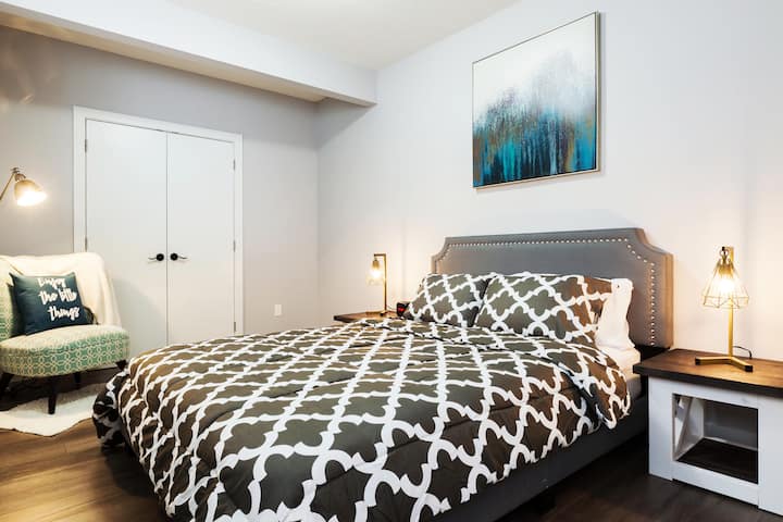 在我们全新的标准双人床上配备了干净的干净床单，您可以在套房的第二间卧室放松身心，放松身心！