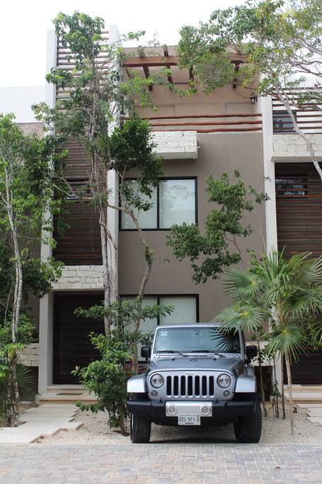 Fachada de la Villa y estacionamiento
