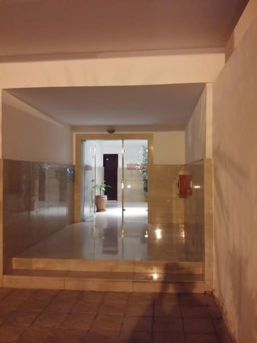 Entrée de l'immeuble, agréable et équipée... de