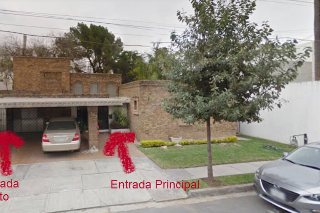 El vecindario es ideal (familiar y cerca restaurantes, Oxxo, caminar). Muy seguro, sin lo ruidoso y complicado, de estar en el centro de Mty o Céntrito San Pedro - pero a pocos minutos de allí.