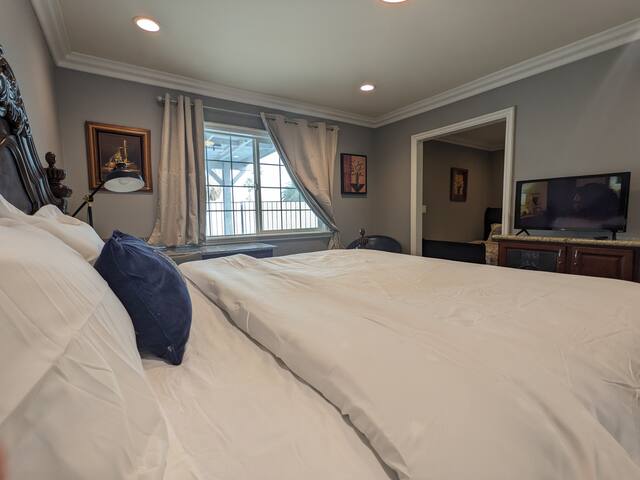 Mins to Strip 3 suite 5BR5BA One Story Pool House! gallery image 4