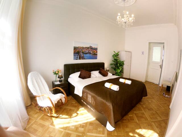 City centre apt. – sauna & whirlpool 5BDR+3BTH gallery image 3