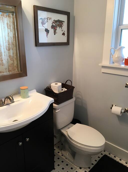 Private bathroom with shower/tub