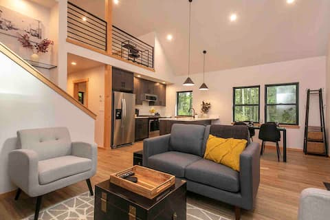 Pine Rock Perch, Cabin in the Woods