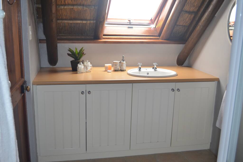 Toilet/bad tilhørende Colonial/Paarl View Room.