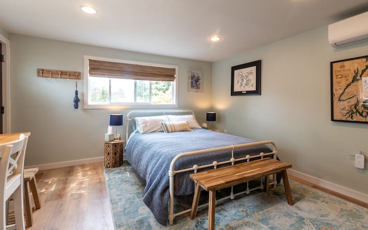 The Garage: A private cottage w/ driveway parking