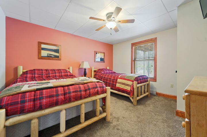 LOWER LEVEL BEDROOM - 
COMFORTABLY SLEEPS 3
1 TWIN/ 1 FULL