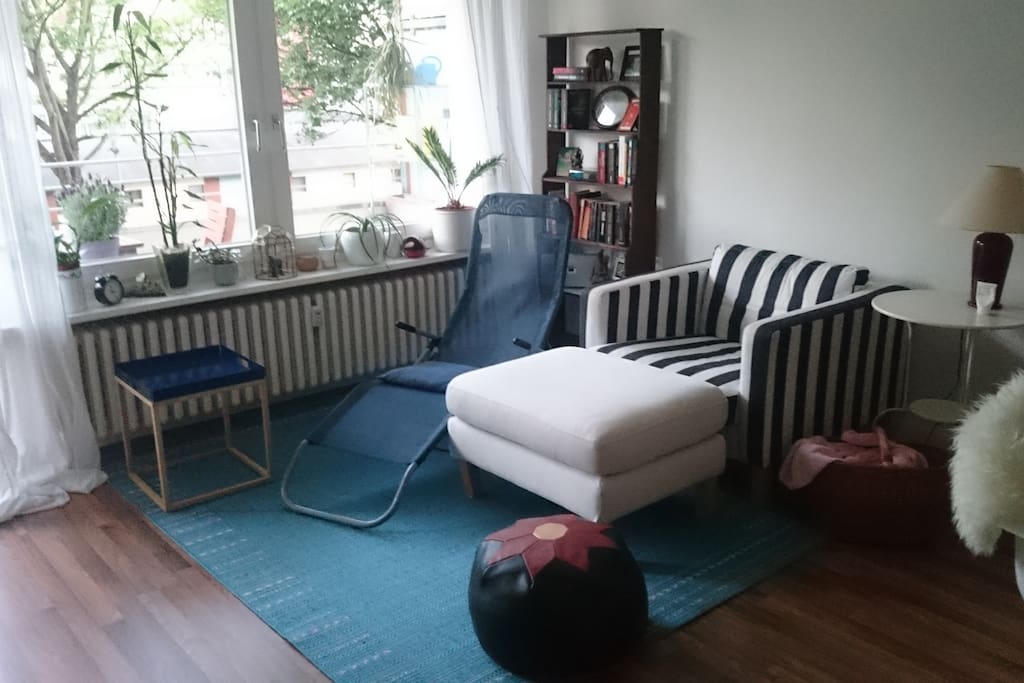 Sitz- und Leseecke im Wohnzimmer (Liegestuhl normalerweise auf dem Balkon)