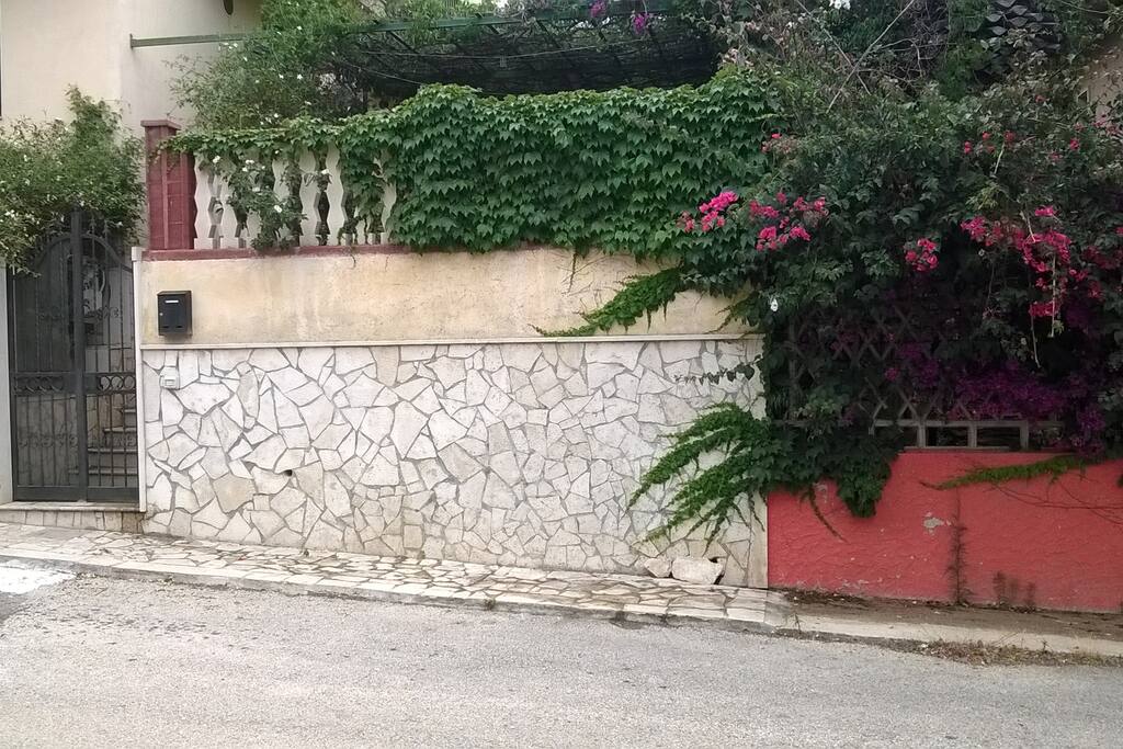 Ingresso della casa La Pergola: Via Eolie