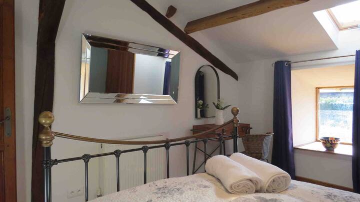 楼上卧室农舍梳妆台和椅子