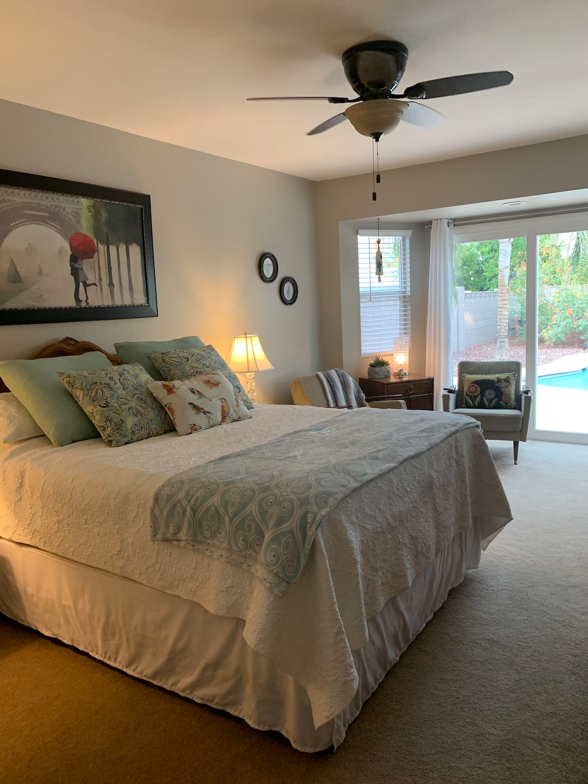 ห้องนอนหลักพร้อมเตียงควีนไซส์ 