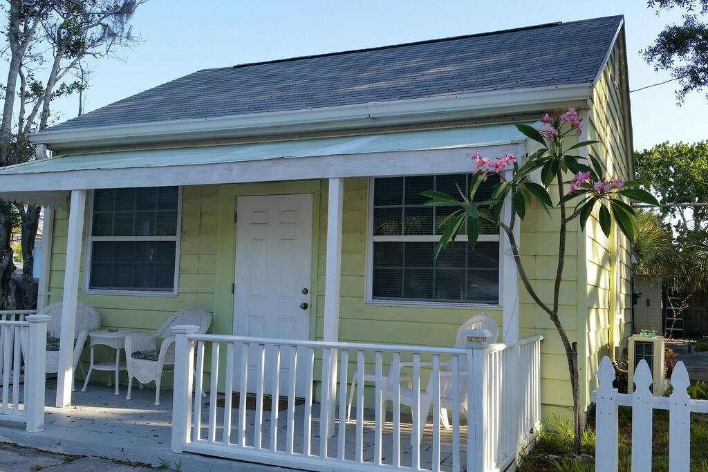 Cute cottage, with porch for relaxing and having coffee or cocktails