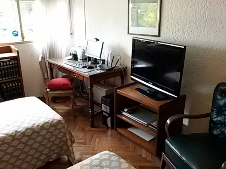 Escritorio con TV y acceso a Netflix