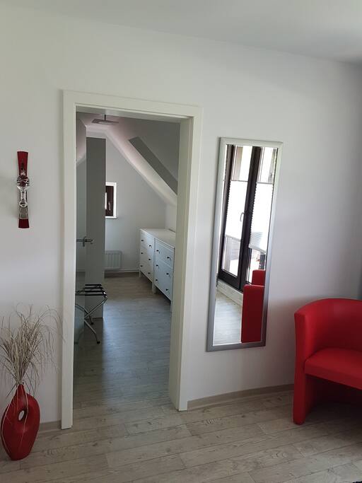 Blick vom Schlafzimmer in das Ankleidezimmer