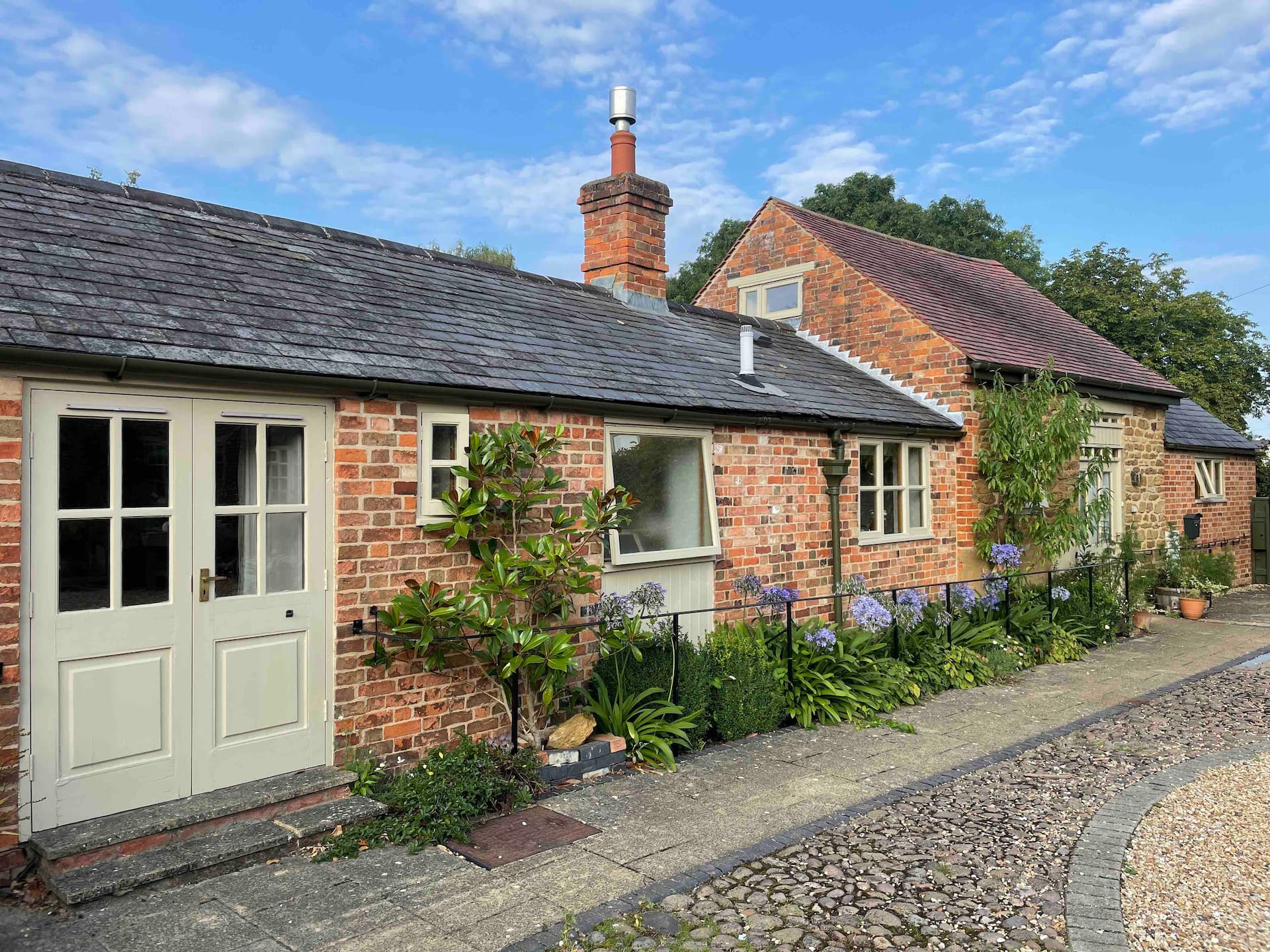 Spacious 2 Bedroom Courtyard Cottage in Village