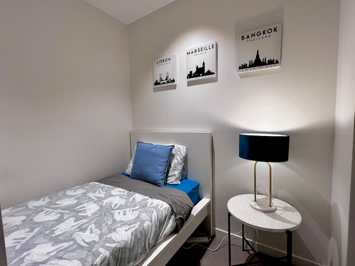 Спалня 3.  Тази стая е достатъчно голяма, за да побере едно единично легло.