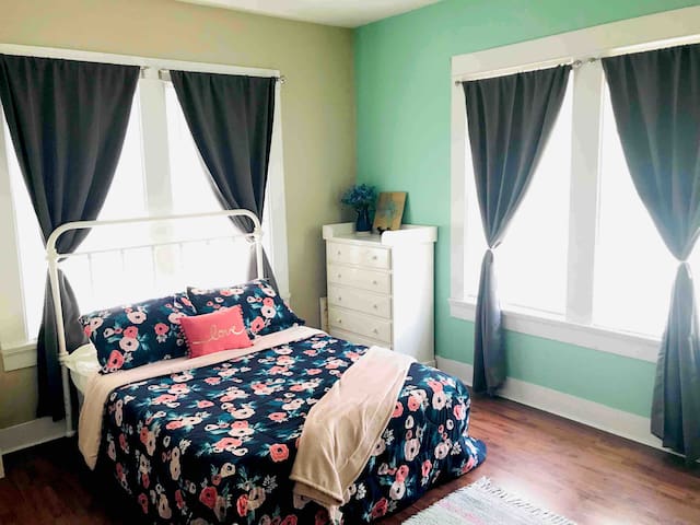 The Mint Room (Private, 6 mi from BU & Magnolia)