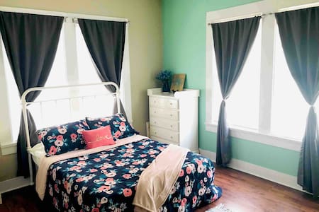 The Mint Room (Private, 6 mi from BU & Magnolia)