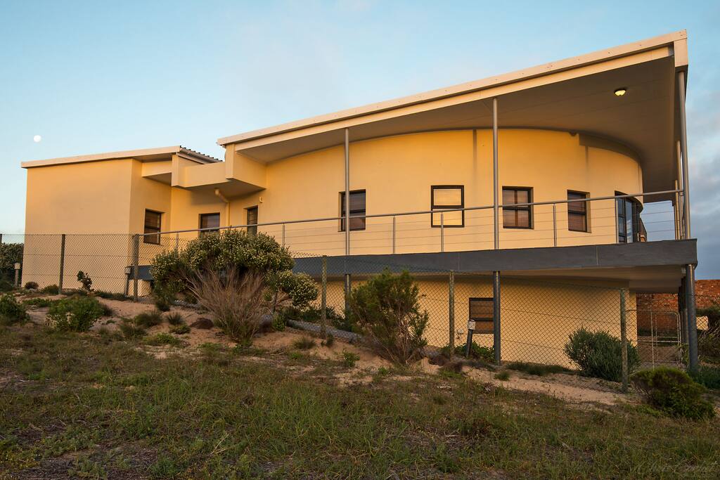 Sea facing modern sandbag house Cottages for Rent in Wilderness