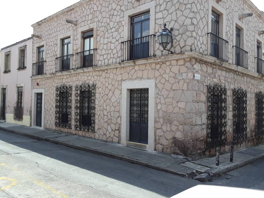 Esta es la casa, en la esquina de Mariano Elizaga y Velazquez de Leon. La entrada principal es la segunda puerta después de las rejas.