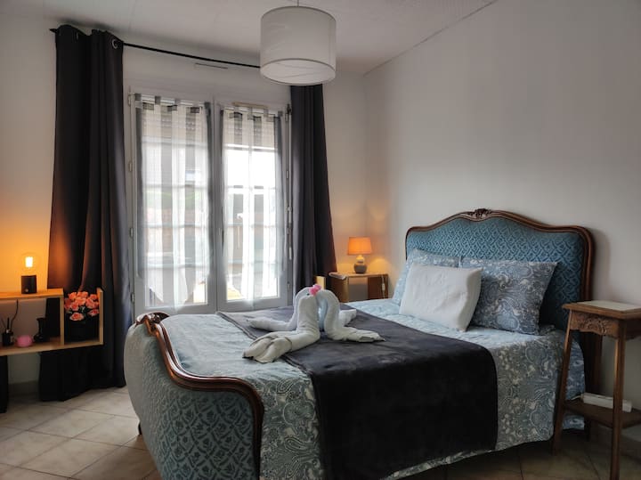 Cama doble, primera habitación frente al jardín principal