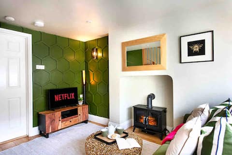 Top performing Airbnb: The Hive, Central Ludlow Cosy Cottage Free Parking in Ludlow