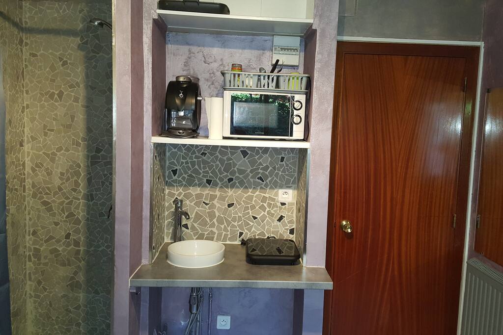 DOUCHE ET CUISINE / SHOWER AND KITCHEN