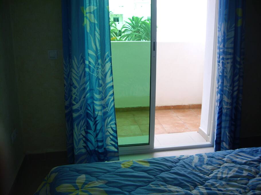 chambre à coucher avec balcon vue sur piscine