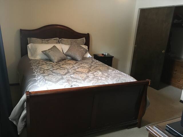 Master Room-South end, Bend (10 min from Old Mill)