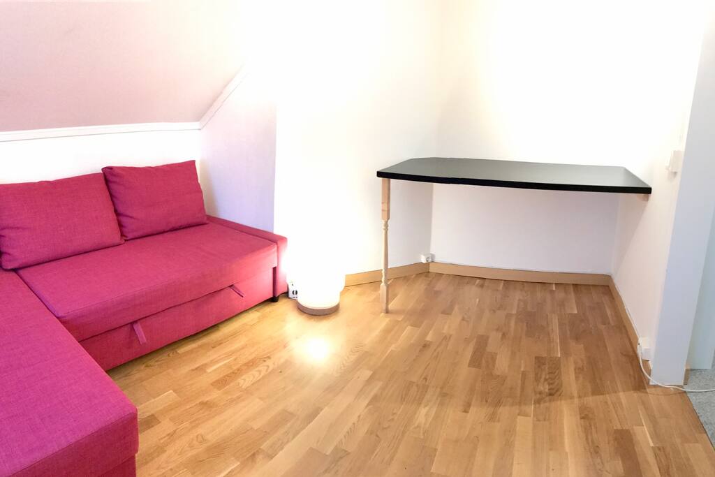 Bedroom.
Bright and spacious.
Double bed and table.