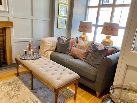 Top performing Airbnb: Luxurious and boutique 1 bed ground floor cottage in St. David's And The Cathedral Close