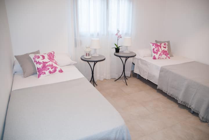 غرفة مزدوجة بسريرين