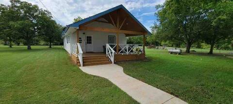 Outdoor Farmhouse Retreat w/ Fishing near Choctaw