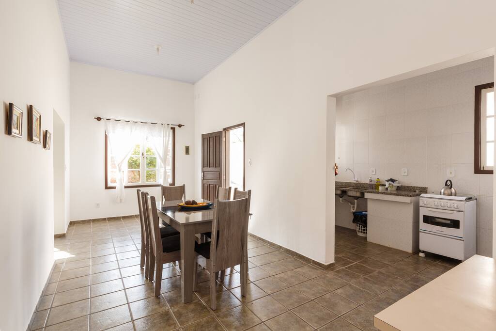 sala bem espaçosa, com cozinha conjugada