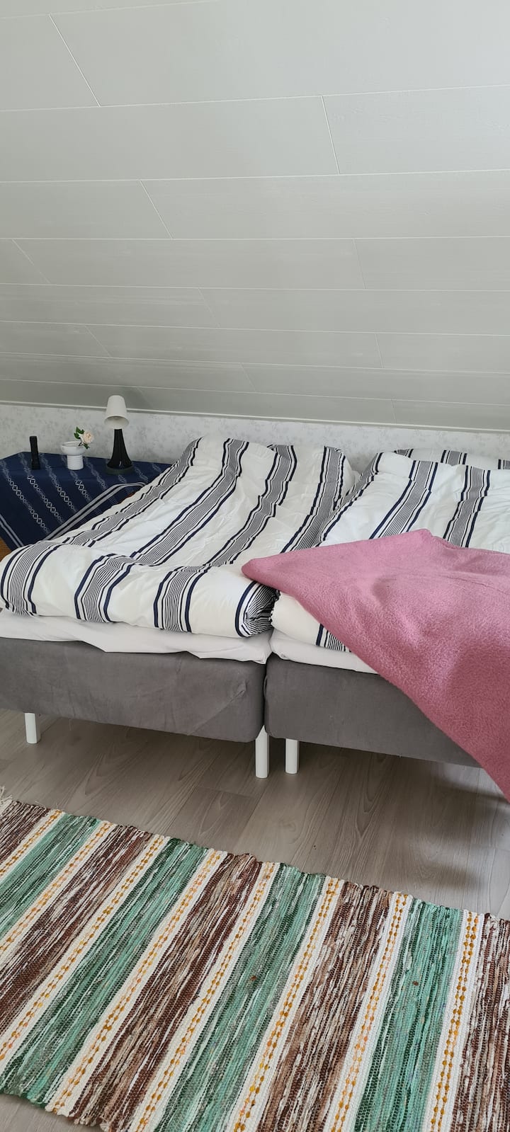 לופט עם מיטה זוגית ומיטת אוהל נוספת.