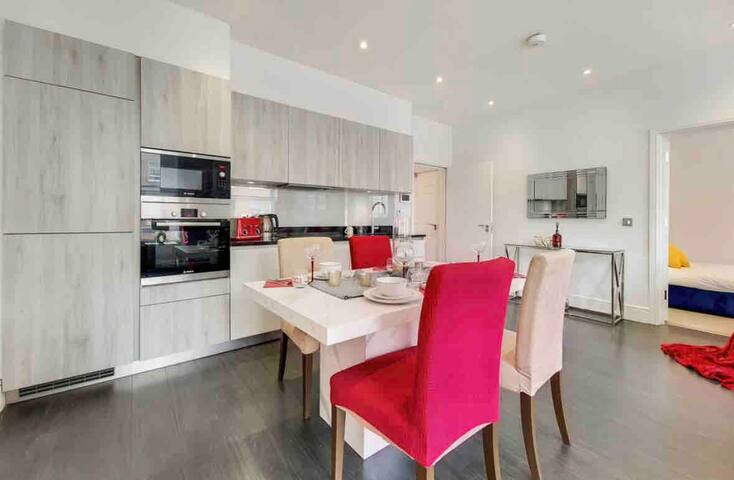 Modern and chic 2bed 2bath located in Marylebone gallery image 3