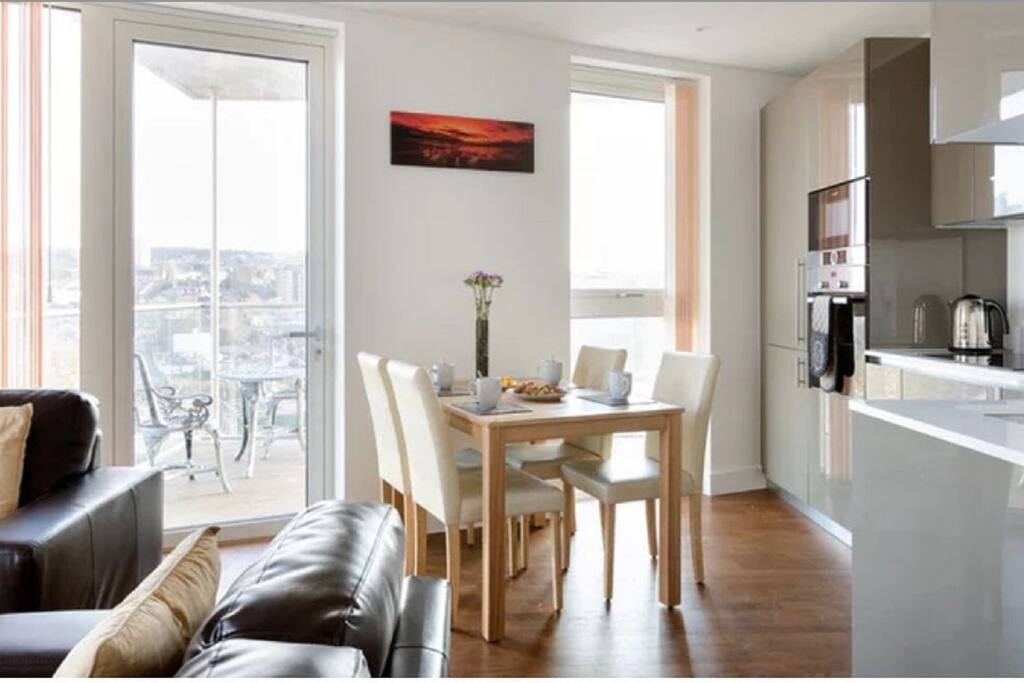 Lounge with direct access to the balcony