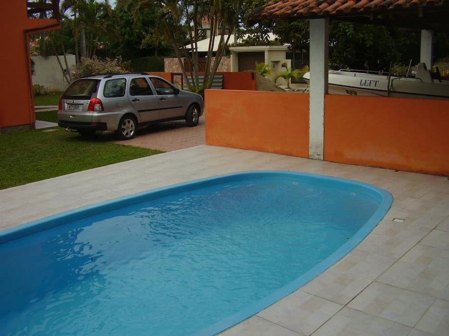 Ampla area de lazer para você desfrutar com seus amigos ou família. A 300 m da Praia.